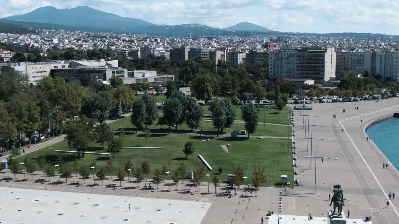 toma aérea de la gran estatua de alejandro en grecia
