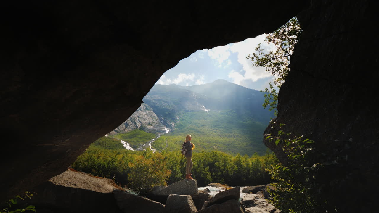 un viajero solitario solo con la encantadora naturaleza de noruega - un valle rodeado de rocas y agua