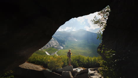 ein einsamer reisender allein mit der herrlichen natur norwegens - einem tal umgeben von felsen und wasser