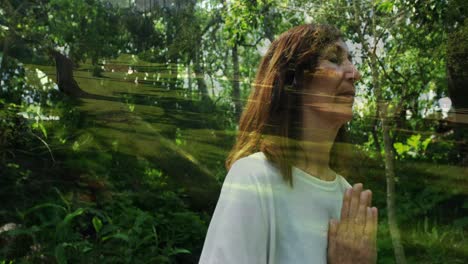 mujer meditando con la naturaleza 4k