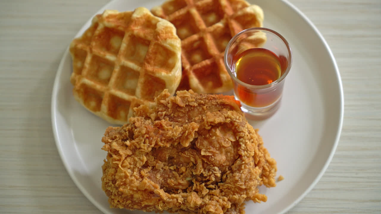 꿀 또는 메이플 시럽을 곁들인 수제 프라이드 치킨 와플