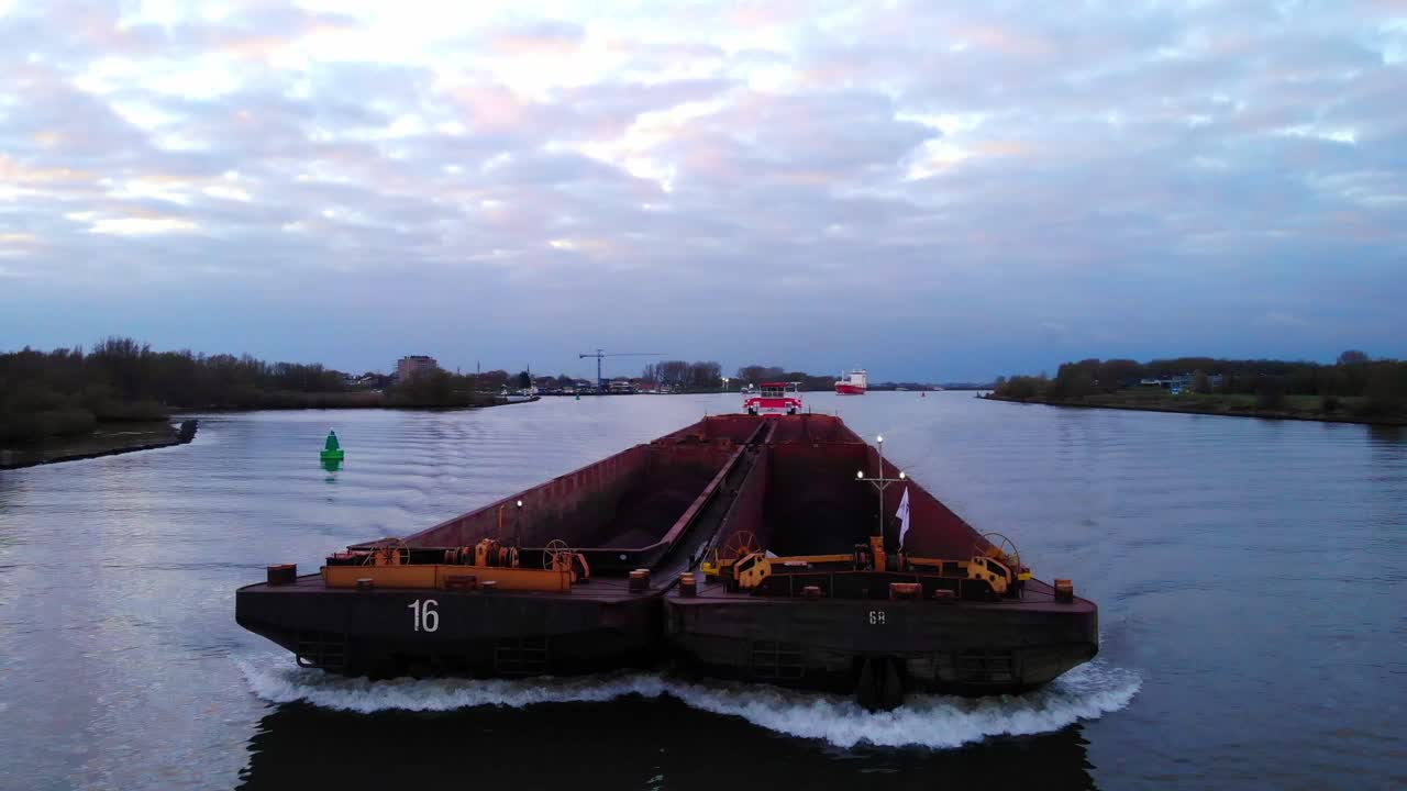 아침에 oude maas에 있는 푸쉬보트의 전방 활의 공중 추적 보기