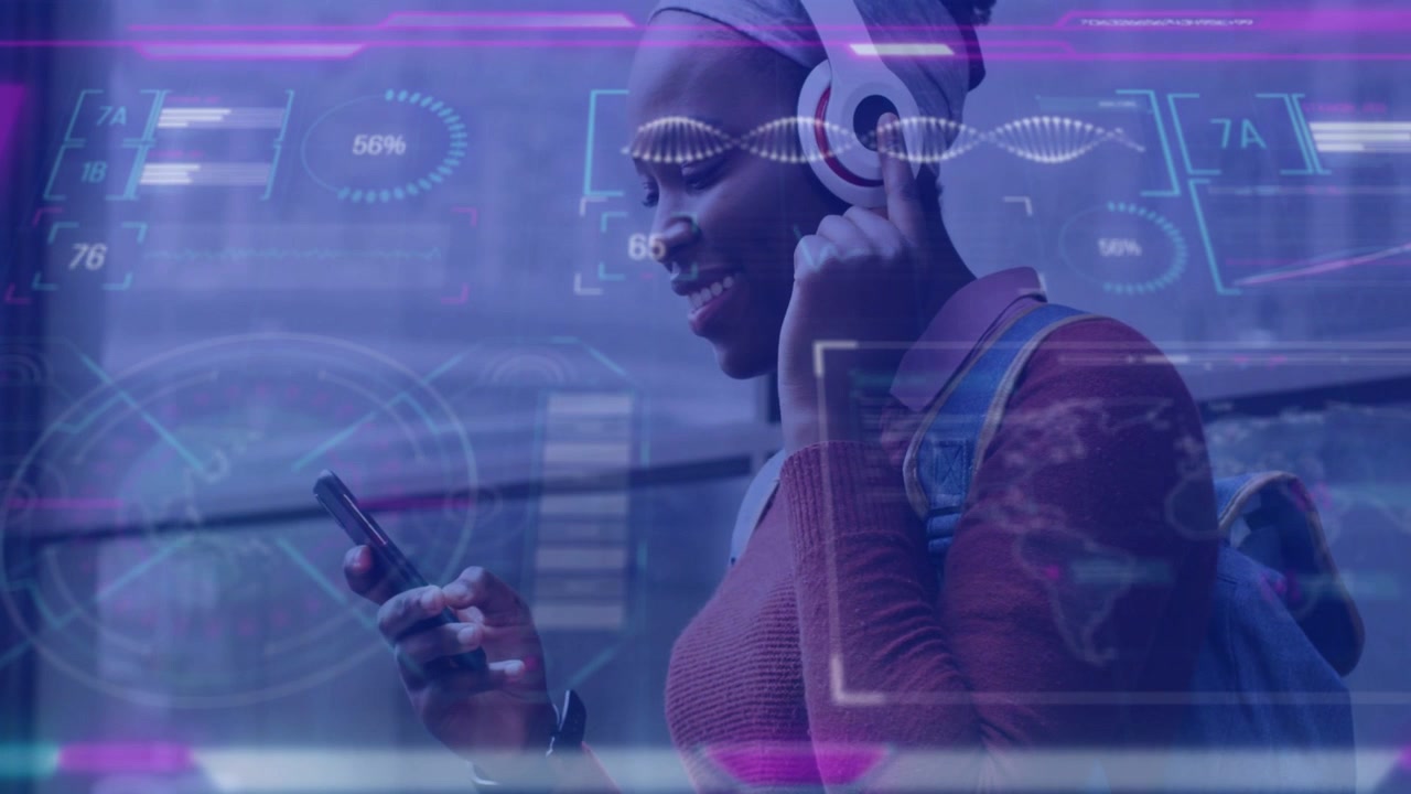 Donna afroamericana che cammina su un marciapiede urbano mentre controlla lo smartphone e sistema le cuffie