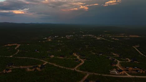 Luftbild-Von-Ferienhütten-Und-Der-Stadt-Saariselkä,-Sommerdämmerung-In-Lappland