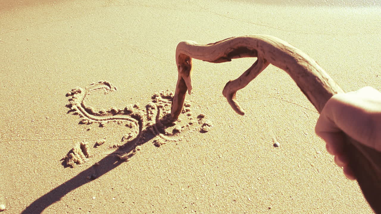 La parola 'mare' sulla sabbia. Spiaggia. Scatto in spiaggia