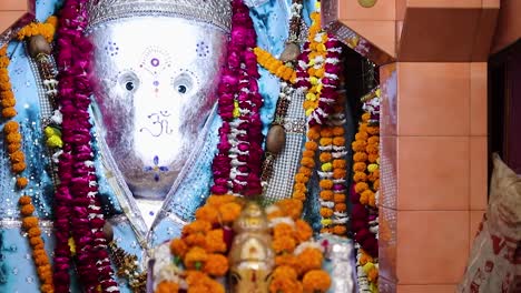 Das-Mit-Blumen-Verehrte-Hinduistische-Gott-Ganesha-Idol-Wurde-Aus-Einem-Flachen-Winkel-Aufgenommen.-Das-Video-Wurde-Im-Ganesh-Tempel-Ratanada-Jodhpur-Rajasthan-Indien-Aufgenommen