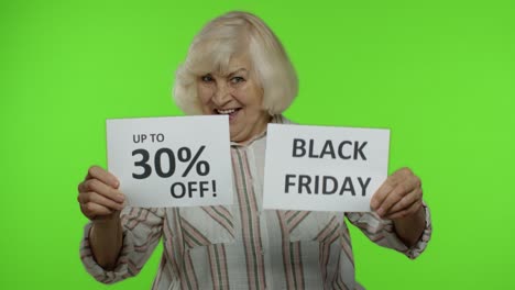 abuela mayor mostrando el viernes negro, 30 por ciento de descuento en pancartas publicitarias. llave de croma
