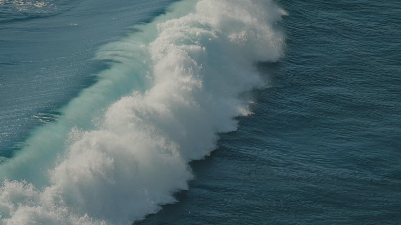 poderosas olas del mar chocan en cámara lenta