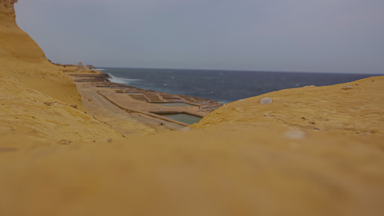 el lapso de tiempo de las olas que chocan contra la orilla en valletta, malta y las formaciones de piedra muy únicas en el terraplén