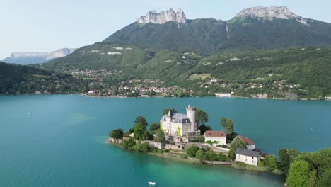 Impresionante-Vista-Chateau-De-Duingt-Lago-Annecy-Francia-Creciente-Drone-Aéreo-4k