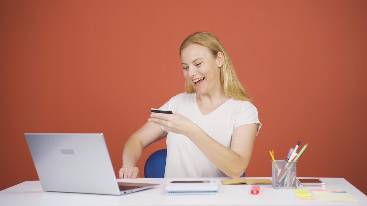 mujer comprando desde una computadora portátil.
