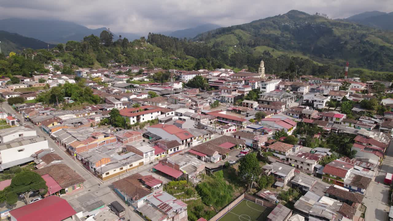 la ciudad de salento en medio de los andes colombianos - paso aéreo