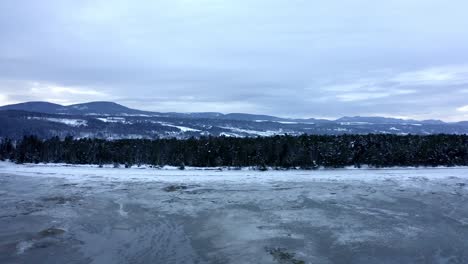 Drohne-Fliegt-Im-Winter-über-Die-Ufer-Des-Saint-Laurent-Flusses