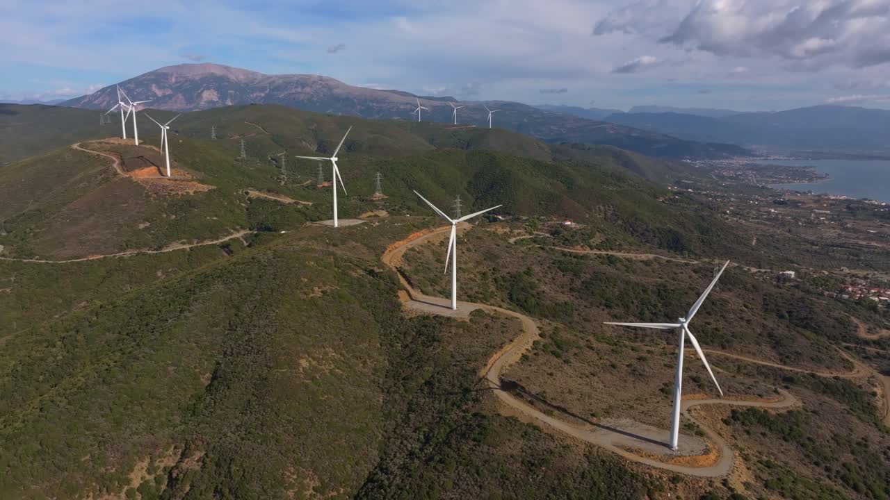Vista de drone de turbinas em colinas onduladas, Makynia, Grécia