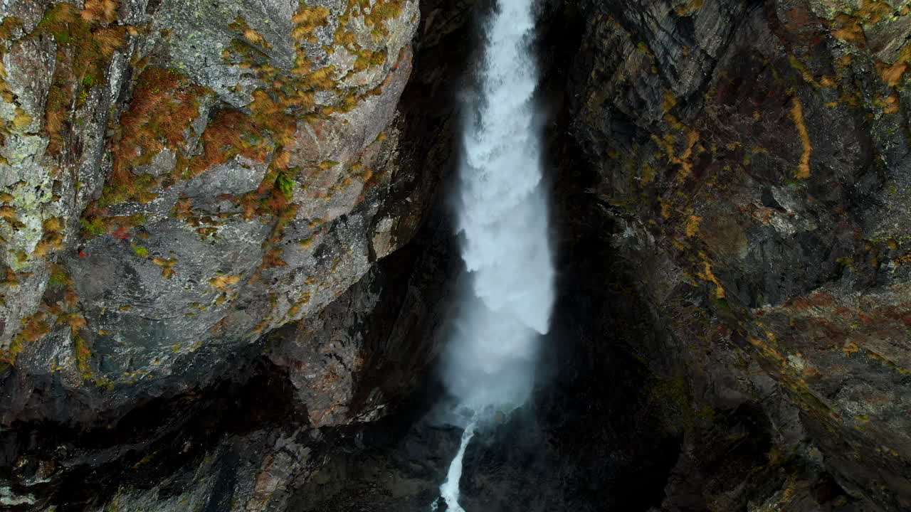 Dramatisk foss i fjellkløft