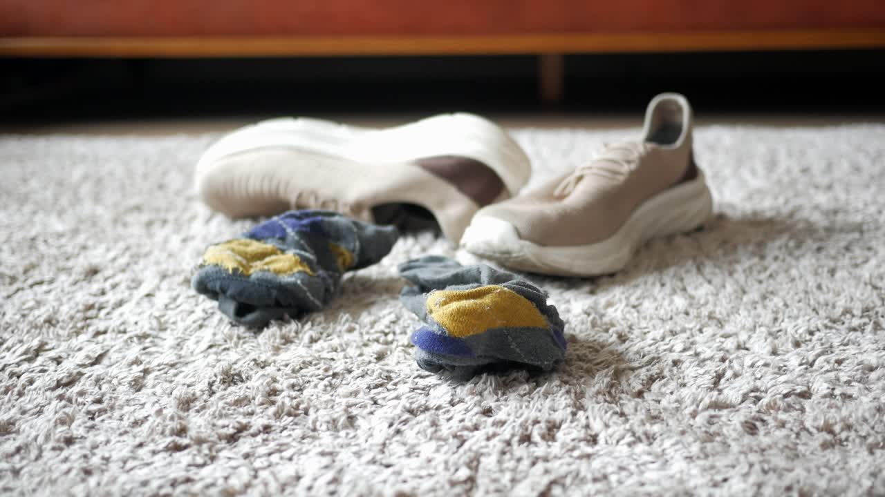 cerca de un par de calcetines y zapatos en una alfombra