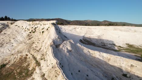 vista aérea de las colinas de piedra caliza blanca en pamukkale, turquía, disparo de drones