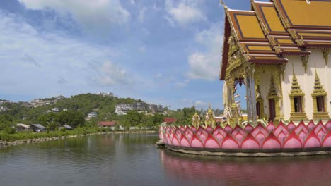 Toma-Panorámica-Del-Templo-Wat-Plai-Laem-Ubicado-En-Un-Lago-En-Koh-Samui-En-Un-Día-Caluroso-Y-Soleado