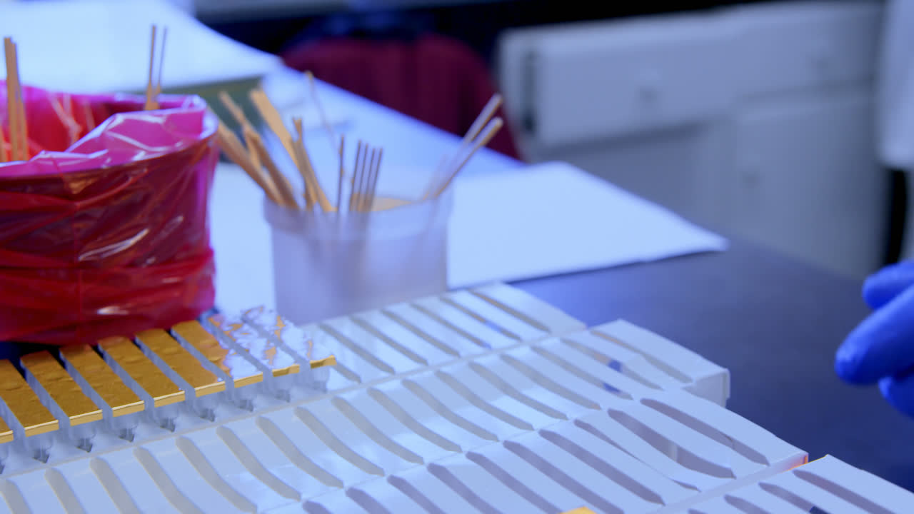 혈액 은행에서 혈액  ⁇ 플을 검사하는 의사 4k