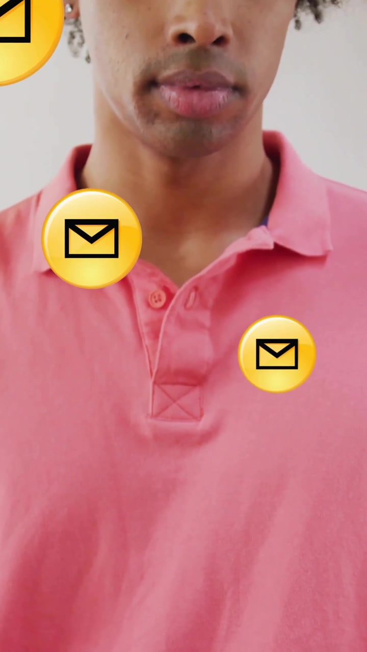 Persona che tiene un tablet, circondata da icone email animate in un ambiente digitale