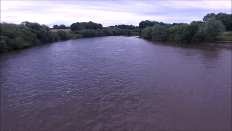 Una-De-Las-Muchas-Impresionantes-Vistas-Al-Río-De-La-Campiña-Británica,-Esta-Aquí-En-Knaith,-Reino-Unido