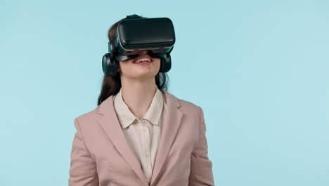 Smile,-virtual-reality-and-business-woman