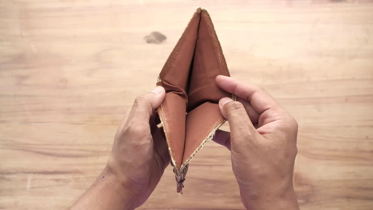 Cartera vacía en las manos
