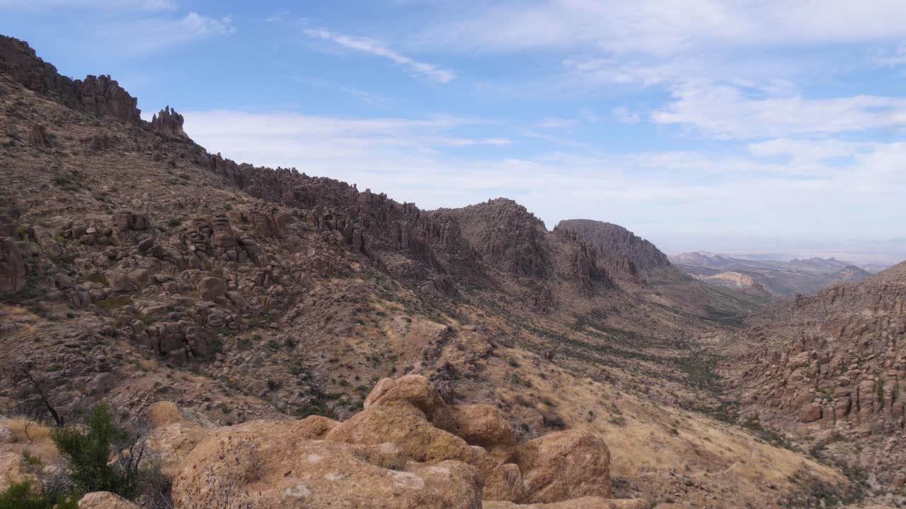 panorámica sobre el paisaje desértico de la aguja de los tejedores en arizona