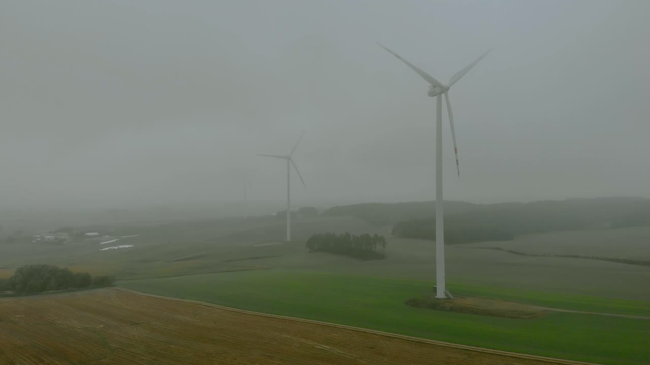 풍력 발전소, 안개 속의 풍차, 주변의 회색 풍경, 탁 트인 들판의 재생 에너지, 자연 경관 아래, 녹색 에너지가 중요합니다.