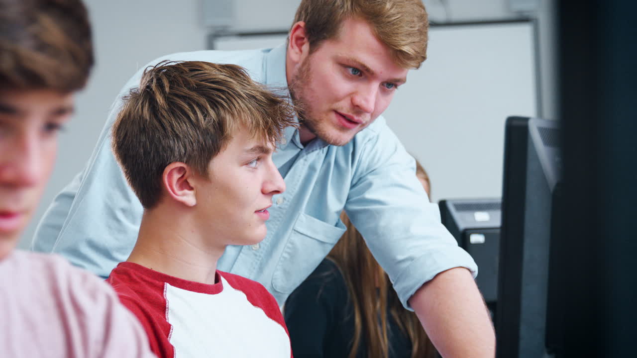 Studenti adolescenti che studiano in una lezione di informatica con l'insegnante
