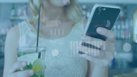 animación de procesamiento de datos y diagramas sobre mujer caucásica usando teléfono inteligente en el bar
