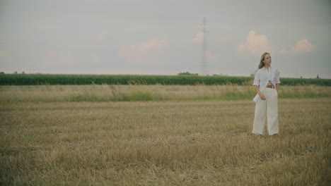 Frau-Steht-Nachdenklich-Auf-Einem-Feld