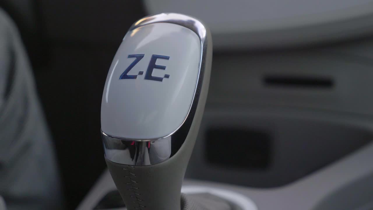 pomo de la palanca de cambios de la mano del conductor de un coche renault zoe