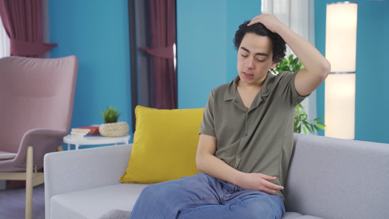 화가 나고 스트레스를 받는 성인 아이는 매우 화가 납니다.