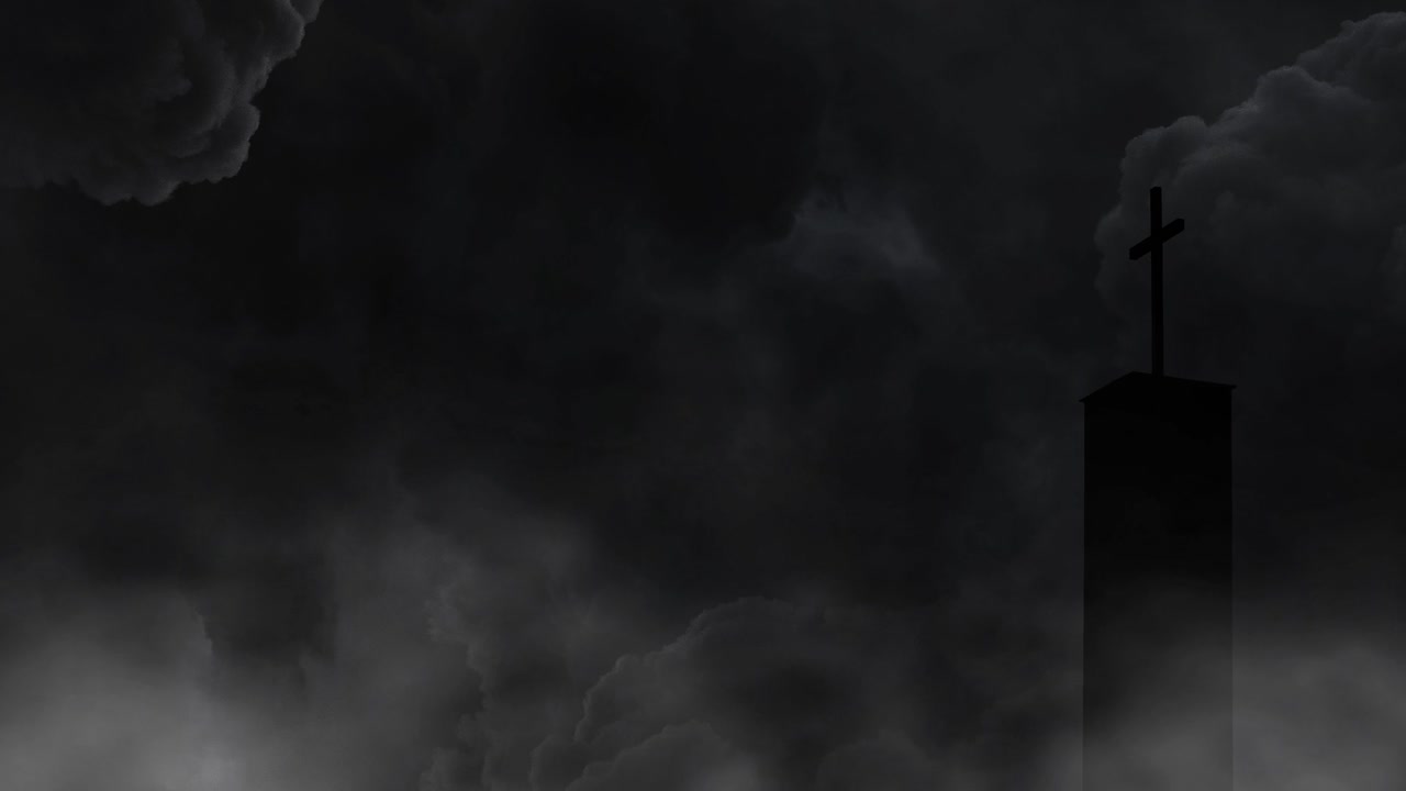 폭풍 구름을 배경으로 십자가 모양의 탑의 실루 ⁇