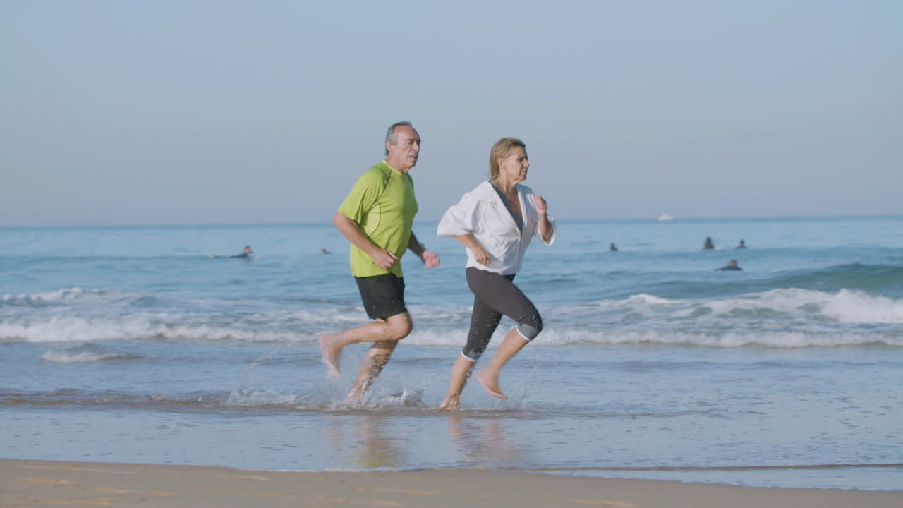 해변에서 조 ⁇ 을 하는 동안 남편 앞에서 달리는 여자