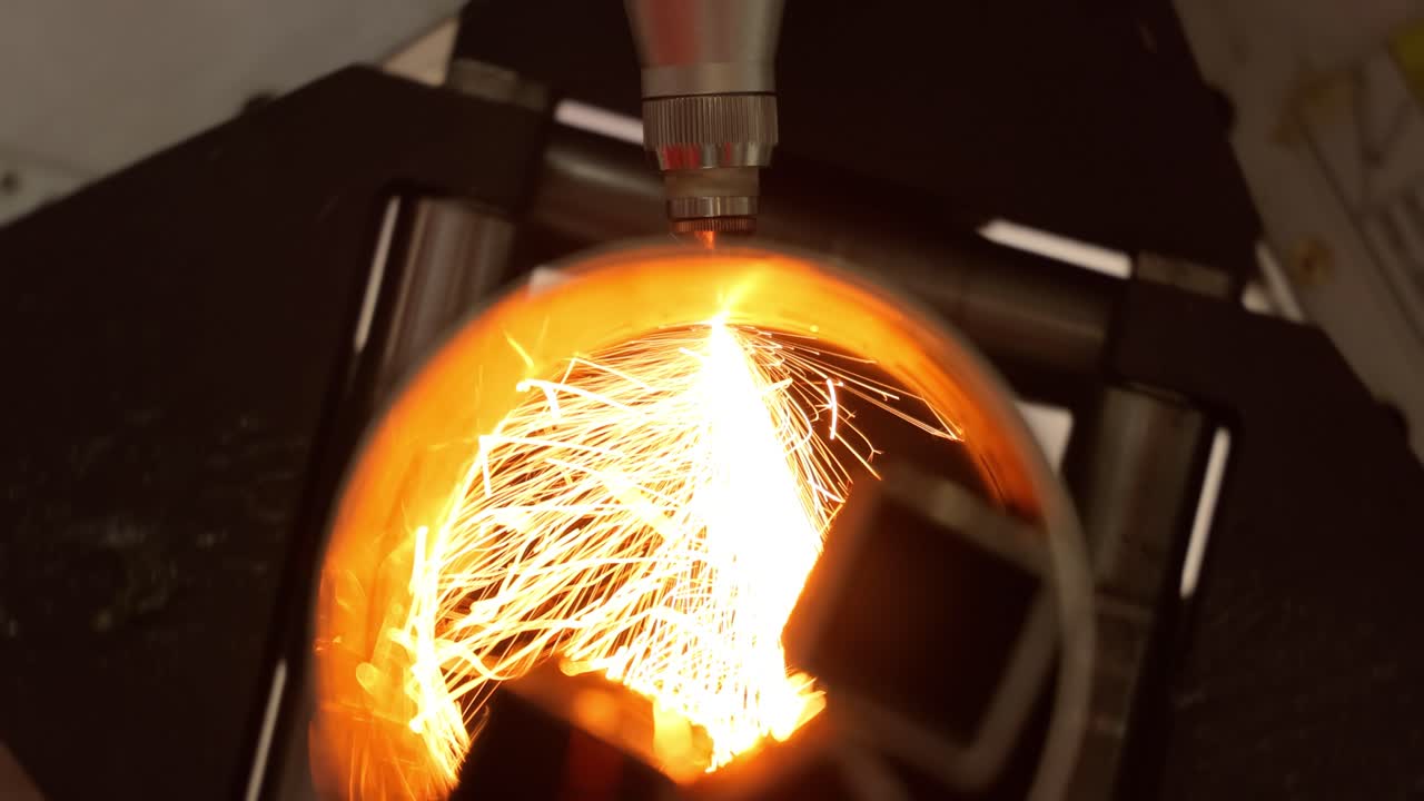Taglio laser CNC di metallo, moderna tecnologia industriale.