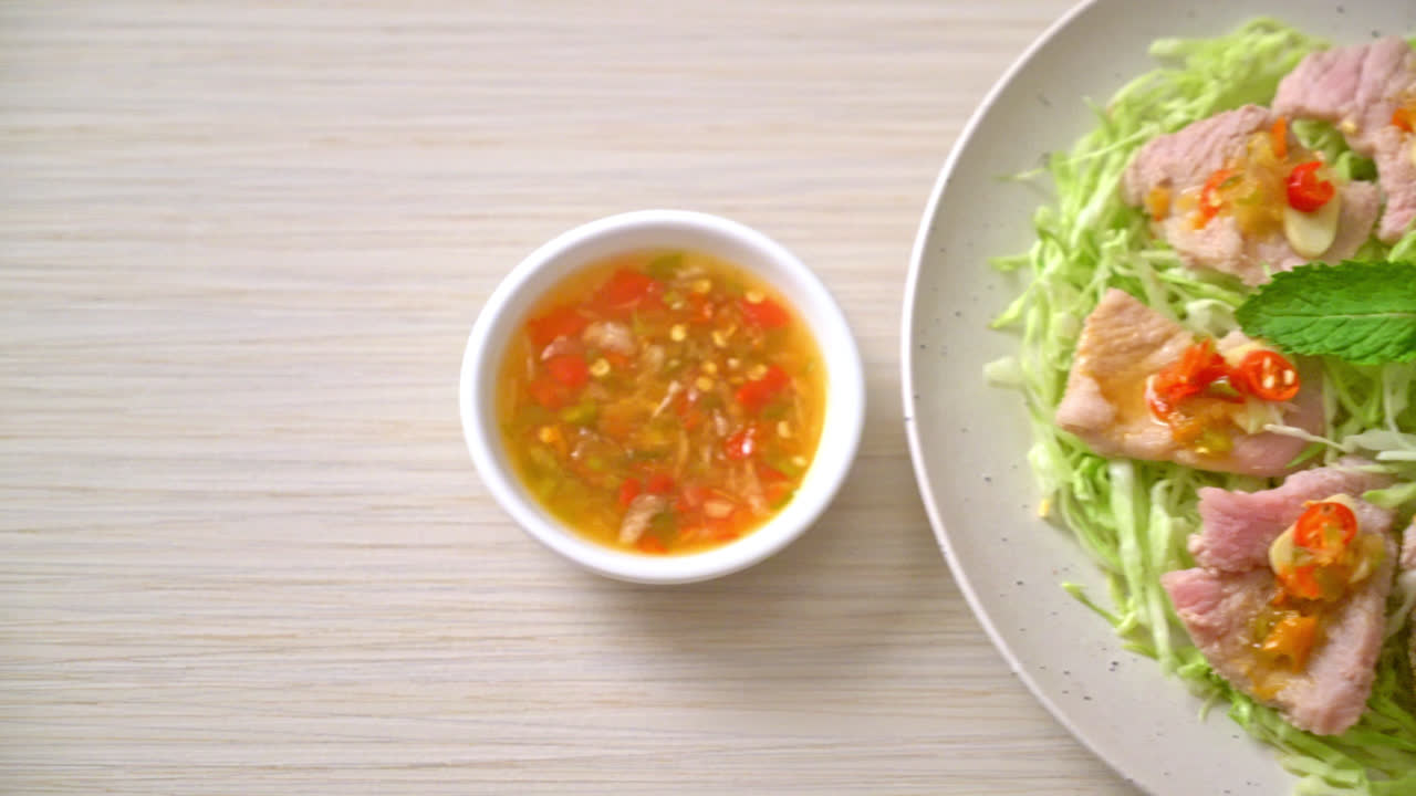 매운 돼지고기 샐러드 또는 라임 마늘과 칠리 소스를 곁들인 삶은 돼지고기