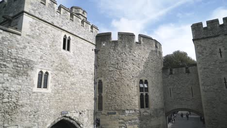 las paredes históricas del castillo de londres con la casa de la puerta