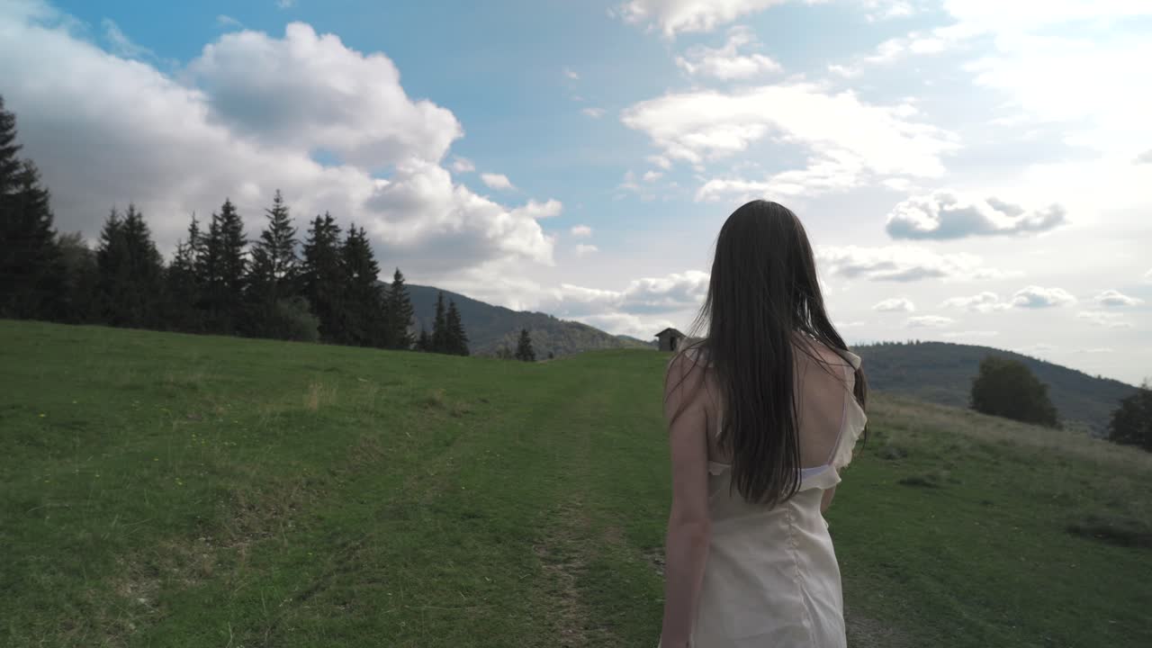 산에 옷을 입은 여자