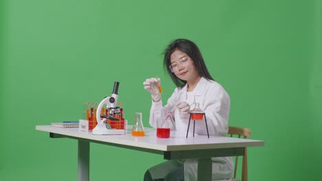 científica que realiza experimentos en un laboratorio