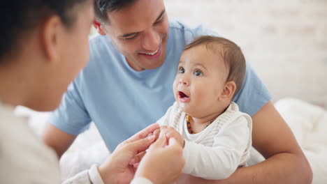 padres, hombre y jugando con el niño en el dormitorio