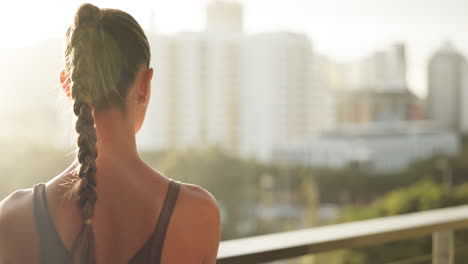 fitness, amor y pareja en el balcón por la mañana