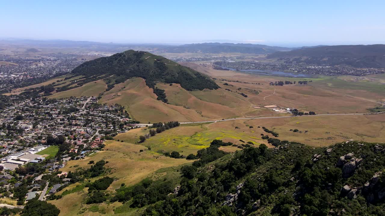 toma panorámica aérea de san luis obispo y el paisaje circundante