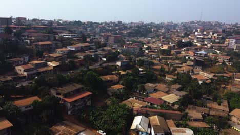 Tráfico-En-Medio-De-Barrios-Densos-De-Yaundé,-Camerún---Vista-Aérea