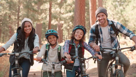 Familia-Afroamericana-Sentada-En-Bicicleta-En-El-Bosque,-De-Cerca