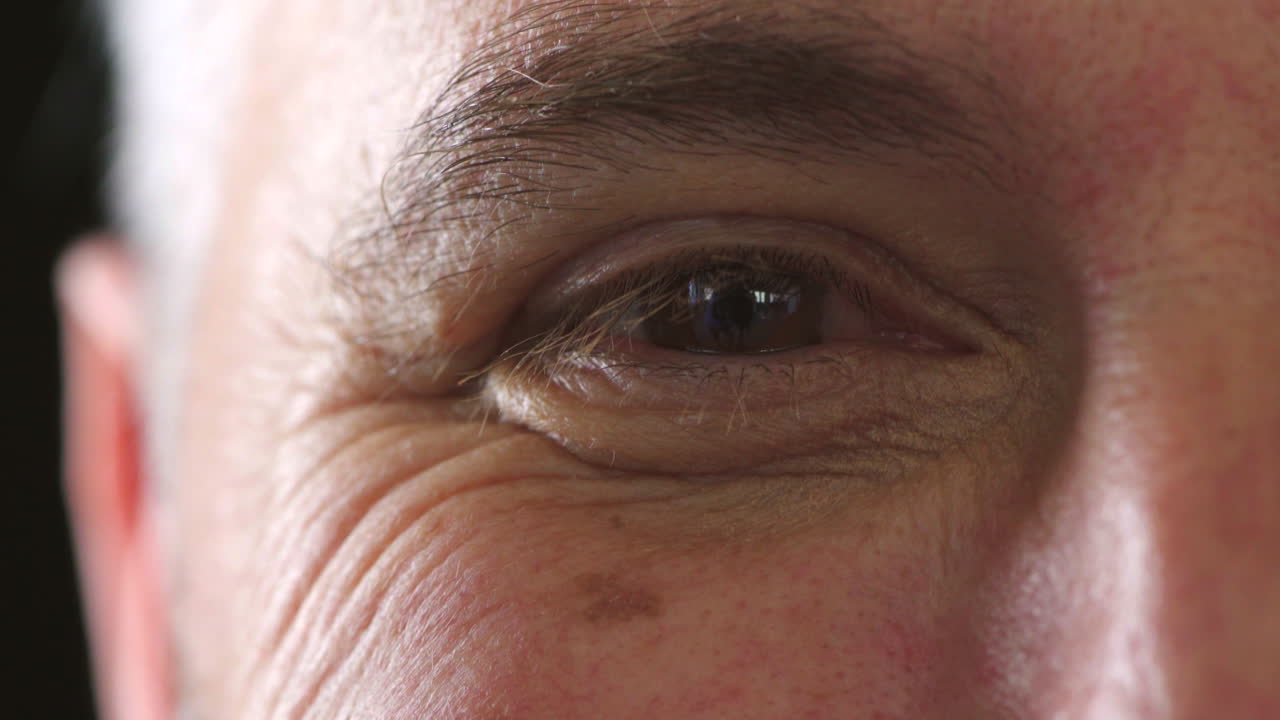 primer plano de la cara de un hombre mayor feliz