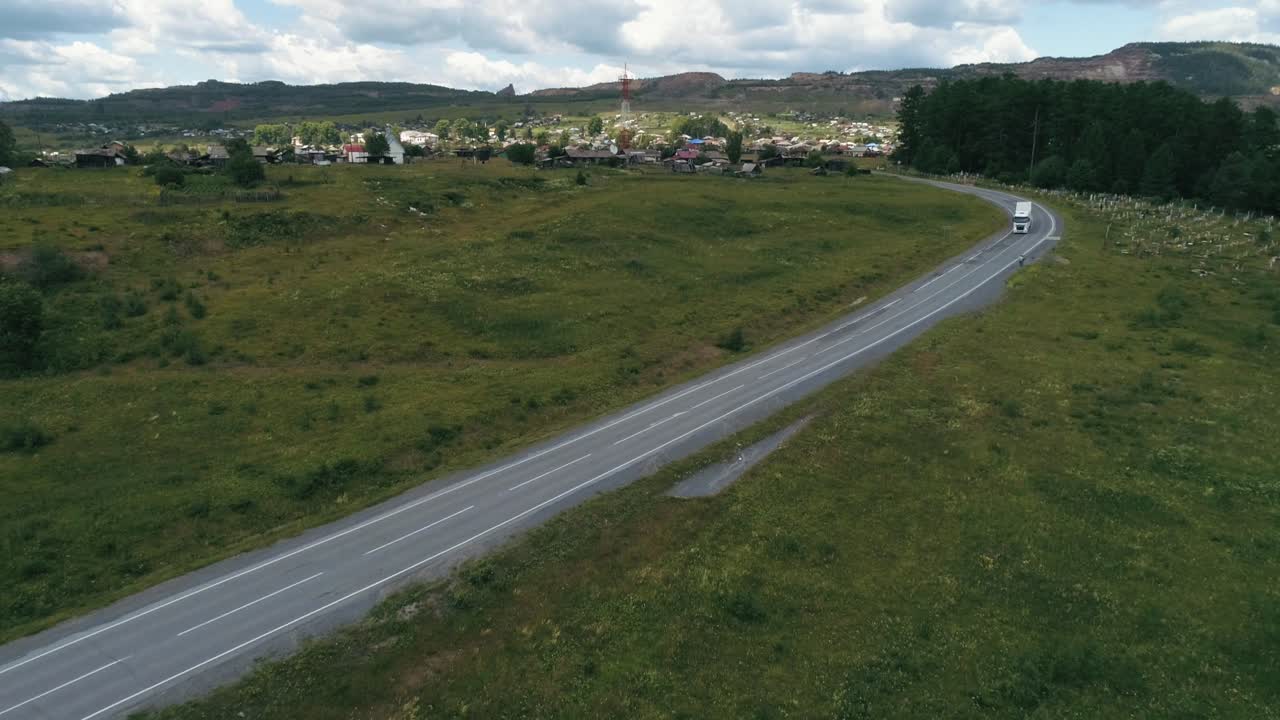 Strada di campagna con camion, vista aerea