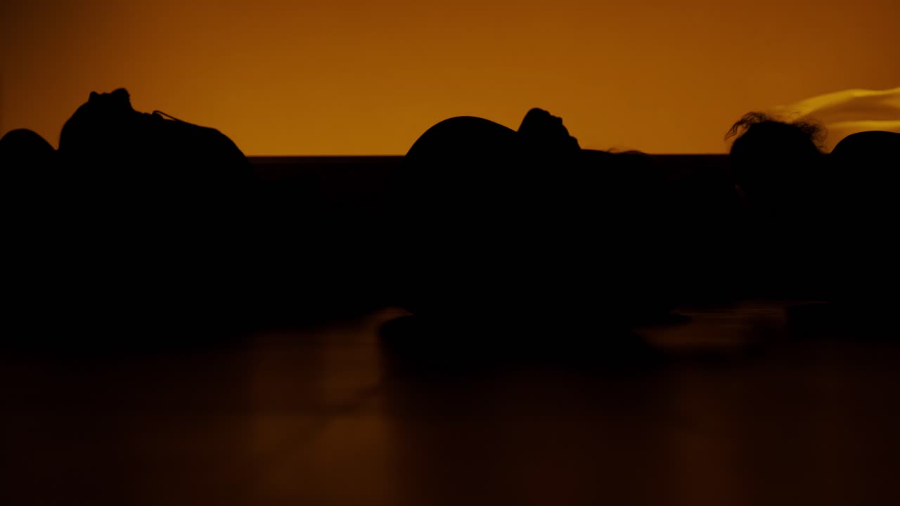 las personas cobran vida sobre un fondo amarillo. siluetas