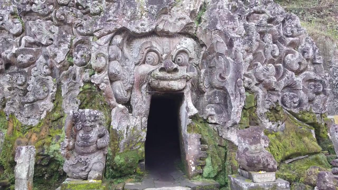 Cổng vào hang động tại Đền Goa Gajah, khu bảo tồn mặt đá chạm khắc lịch sử ở Bedulu, Bali, Indonesia